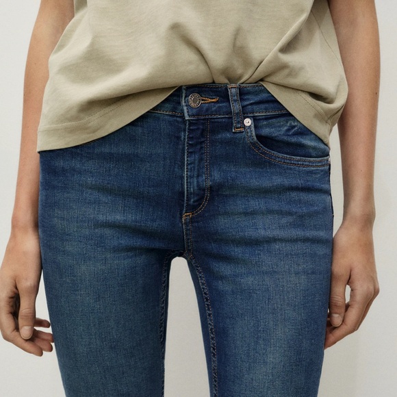 Zara Denim - 2/15$ 🍒. Zara Classic Skinny Jean Denim - Size 4
